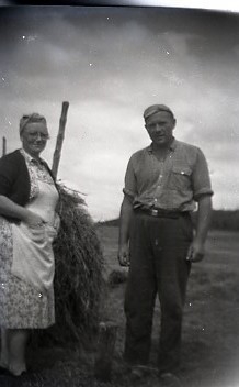 Borgny f. Herigstad (29.1.1910 - 10.7.1998) og Alfred Kartevoll ((9.9.1911 - 23.4.1976) attmed ei heskje.