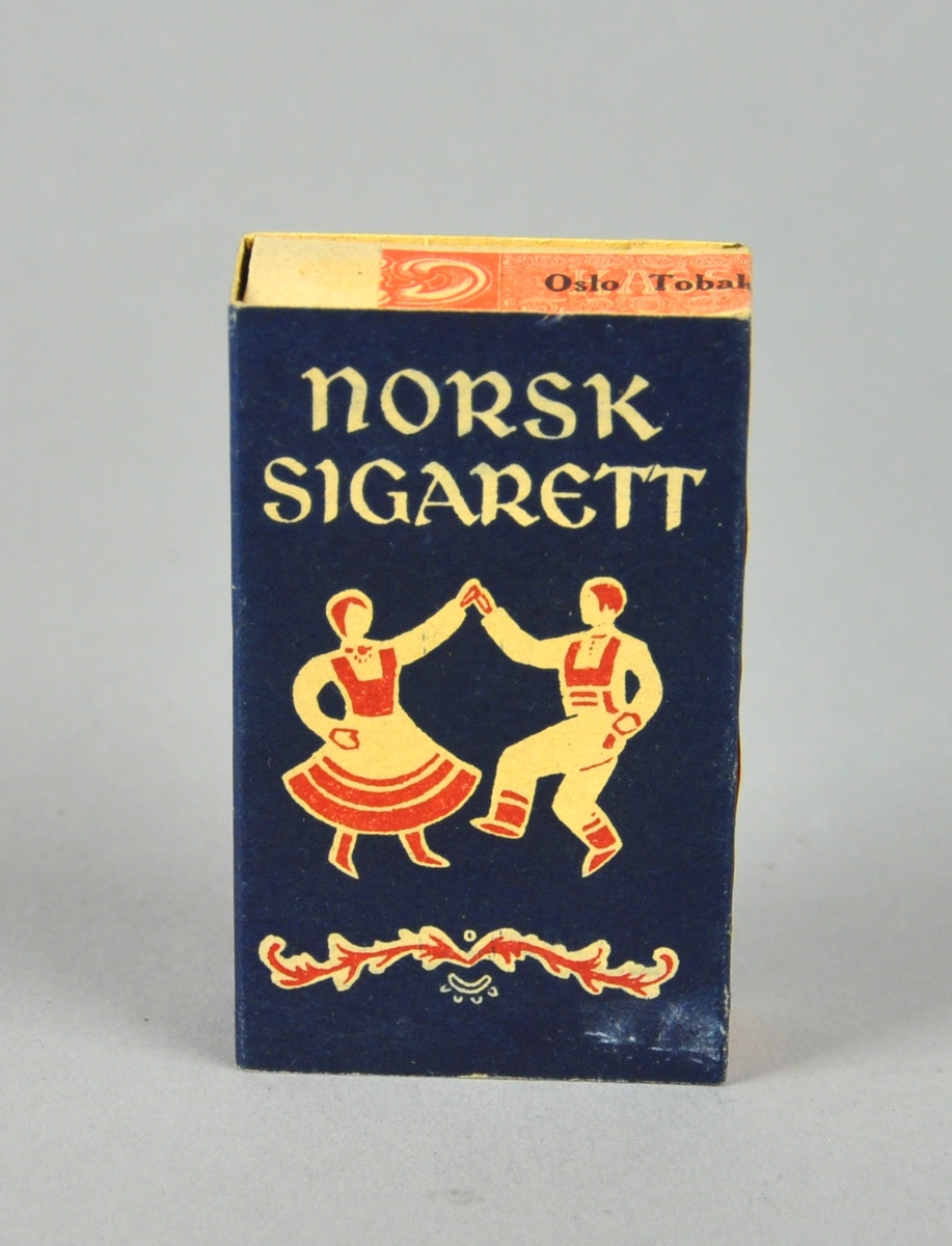 Blå pakke med ti sigaretter. Bilde på pakken av mann og kvinne som danser.