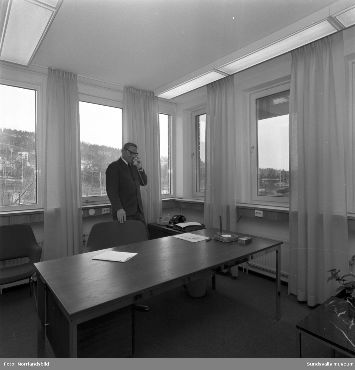Interiörbilder från IBM vid Storgatan 44. Kontorsmiljöer, personal, datahall, kontorsmaskiner med mera.