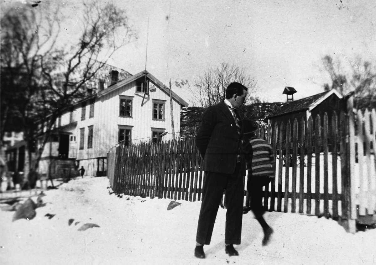 Oddmund Klausen og Johannes Dragøy foran huset til Dragøy og Torgersen i Skrolsvik. Ca. 1930.