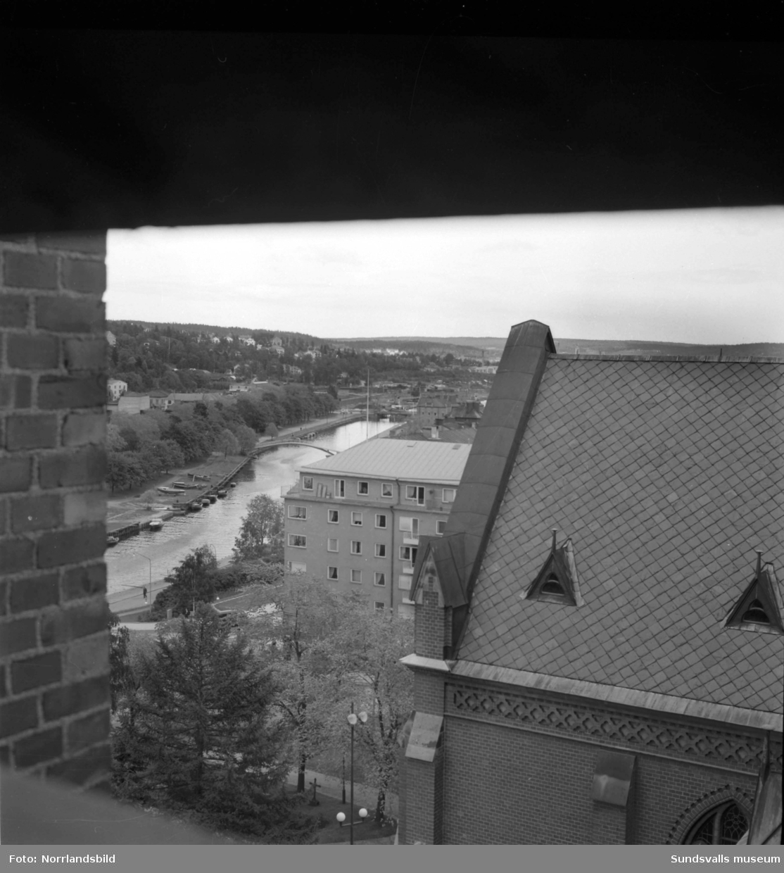 Stadsvy tagen från kyrkans tak mot öster utmed Selångersån.