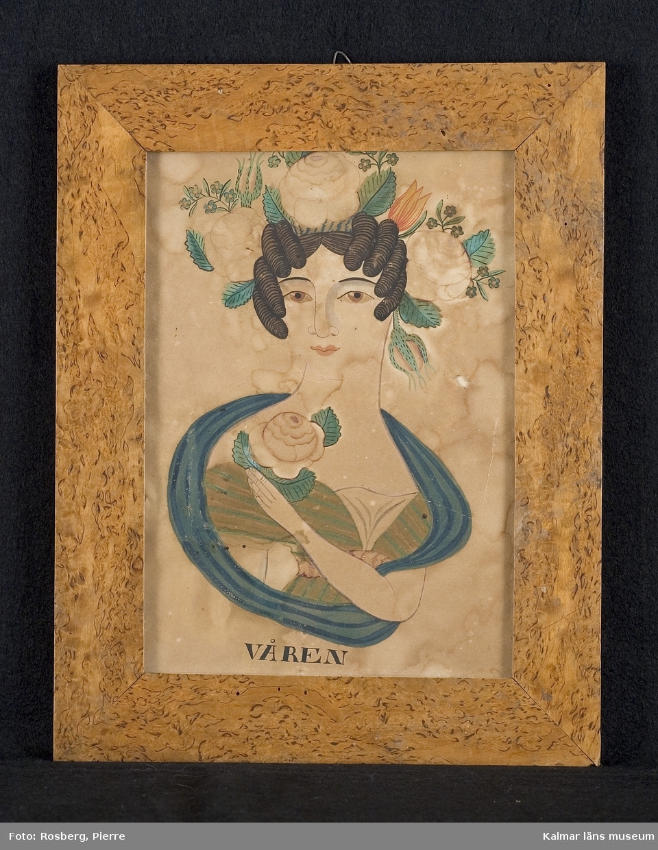 Porträtt av en kvinna med blommor i håret.