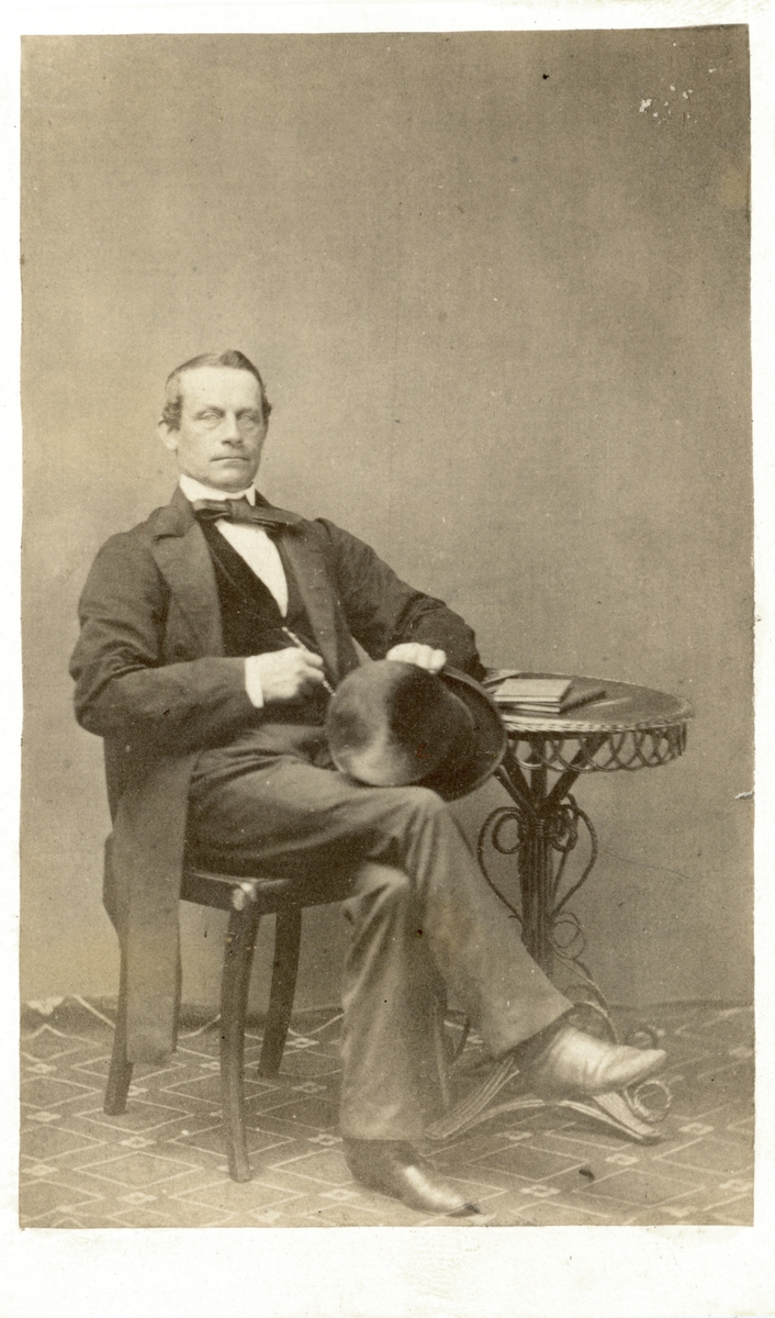 Porträtt av bryggare Peter Fredrik Garström. Medlem av Borgenskapets äldste i Norrköping. Även bryggmästare i staden. Gift 1856 med Klara Matilda Hoffstedt (1813-1895).