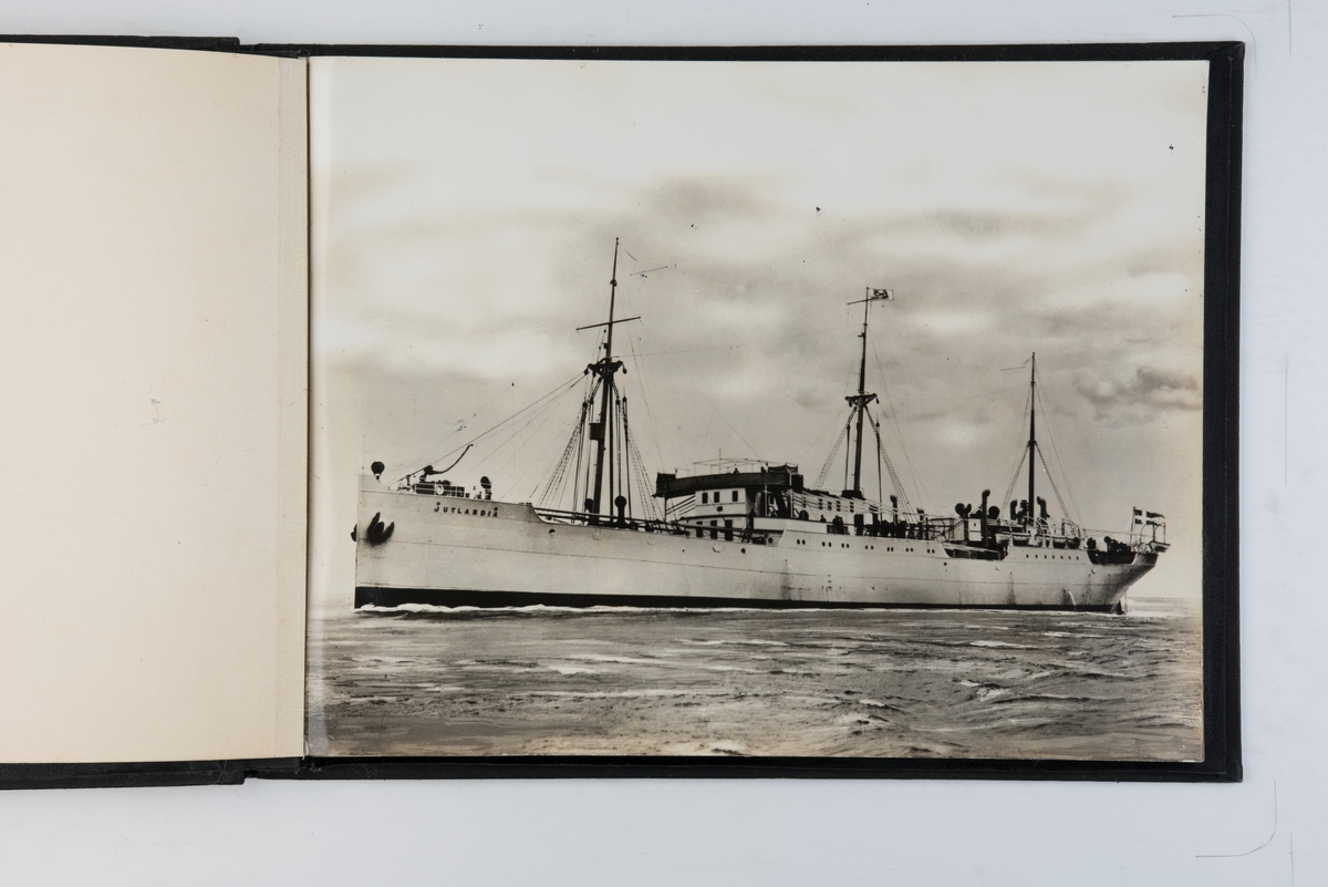 Fotoalbum med 7 fotografier av interiøret i nybygg M/S "Jutlandia" (1912)
