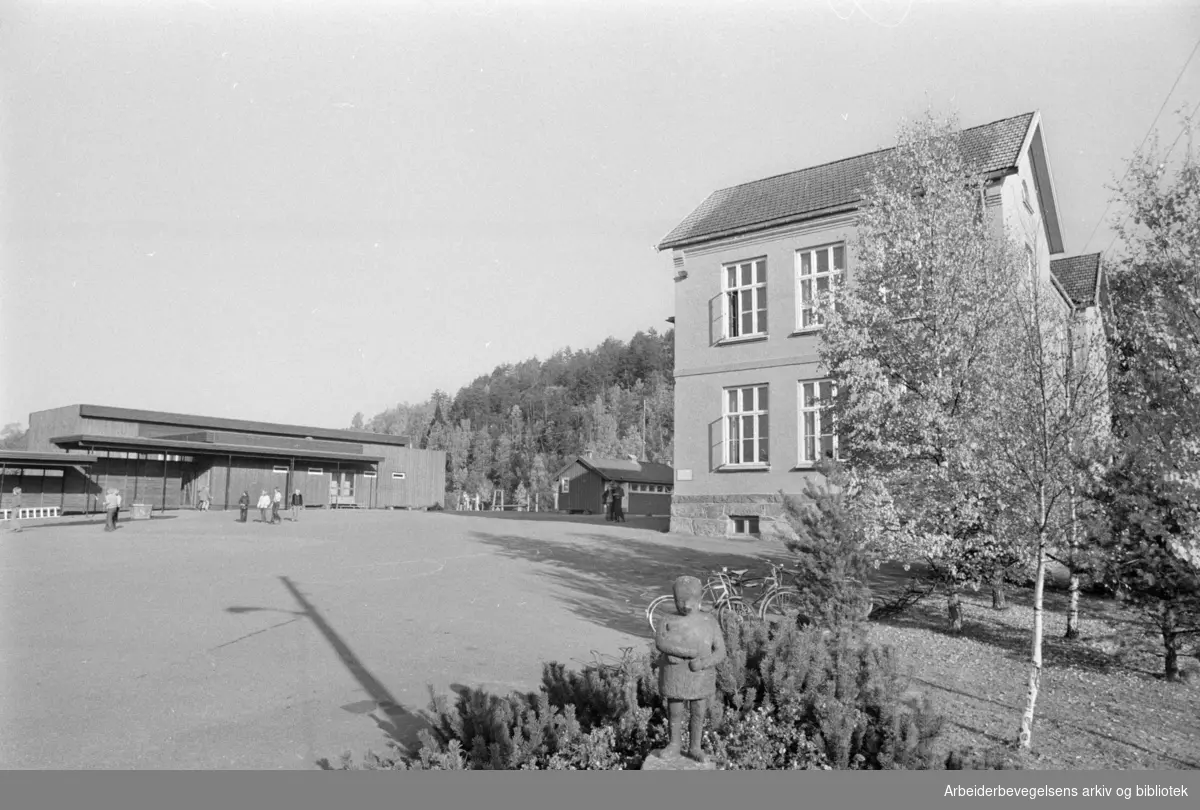 Klemetsrud skole vil bli liggende ca. 200 meter fra den nye Europaveiens store knutepunkt. Oktober 1975