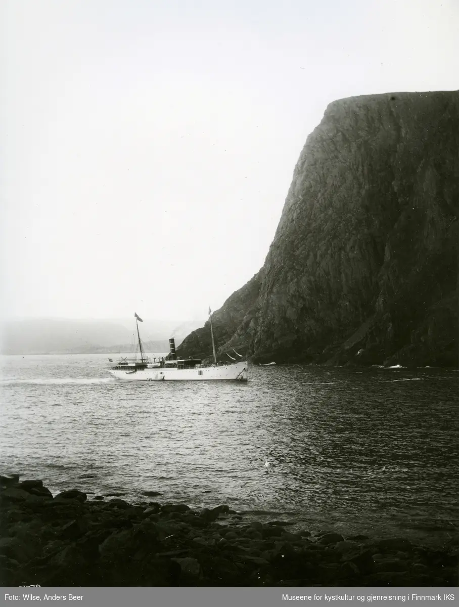 D/S "Neptun" på vei inn i Hornvika. Sommeren 1907. (Originalnegativet eies av Norsk Folkemuseum, W 07079)