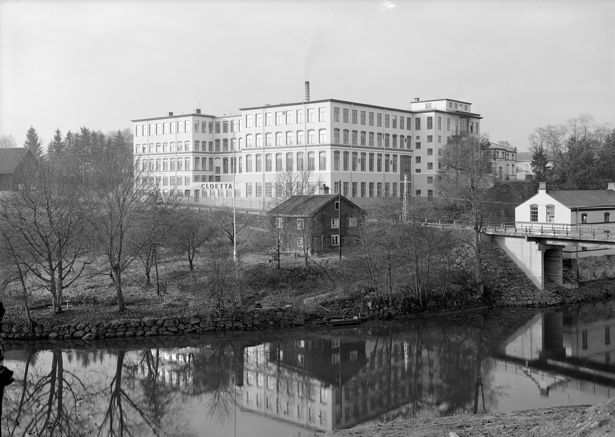 AB Cloettas fabrik i Ljungsbro. Företagets historia är en smula snårig men kan sägas  ha sitt ursprung i Chokladfabriks Aktiebolaget Motala som grundades i nämnda stad omkring år 1890. Ett par år efter grundadet flyttades verksamheten till Råby mellan Borensberg och Ljungsbro där bra lokaler fanns sedan tidigare och fallet i Motala ström var betydande. Råbyfabriken hade produktion intill utgången av år 1901. I slutet av perioden uppfördes parallellt ny anläggning invid fallet i Malfors som från årskiftet 1901/02 helt ersatte anläggningen i Råby. Redan år 1900 hade aktiemajoriteten i bolaget övertagits av de schweiziska bröderna Bernhard, Christoph och Nutin Cloëtta, som drev konkurentföretaget Cloetta i Malmö. Det gamla bolagsnamnet bibehölls dock. År 1917 sålde familjen Cloëtta rörelsen till det då nybildade Svenska Chokladfabriks AB med familjen Svenfelt som huvudägare. Företagsnamnet ändrades senare till Cloetta.