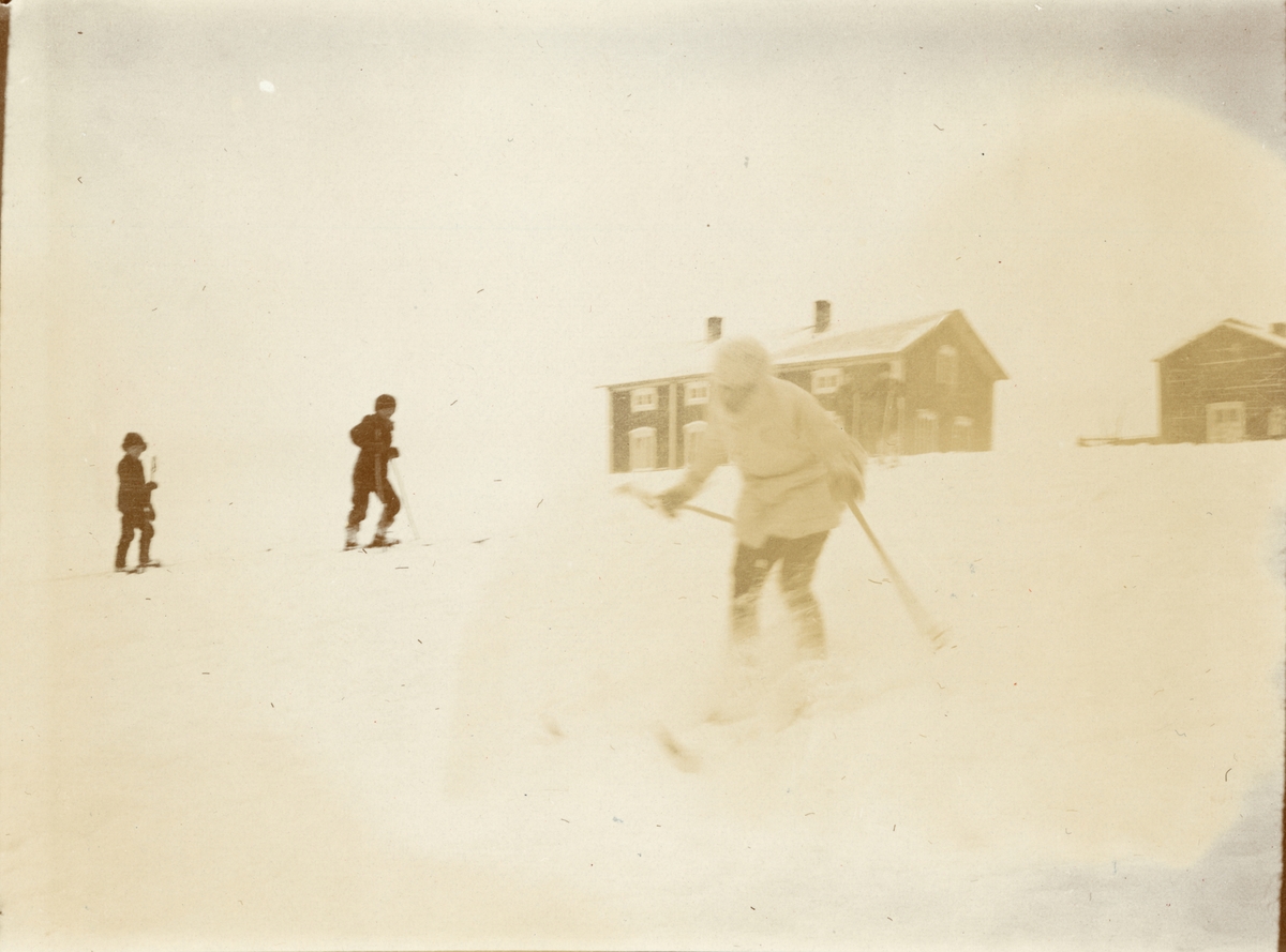 Officerare från Smålands husarregemente K 4 på skidor, vinterövning i Norrbotten omkring 1910.