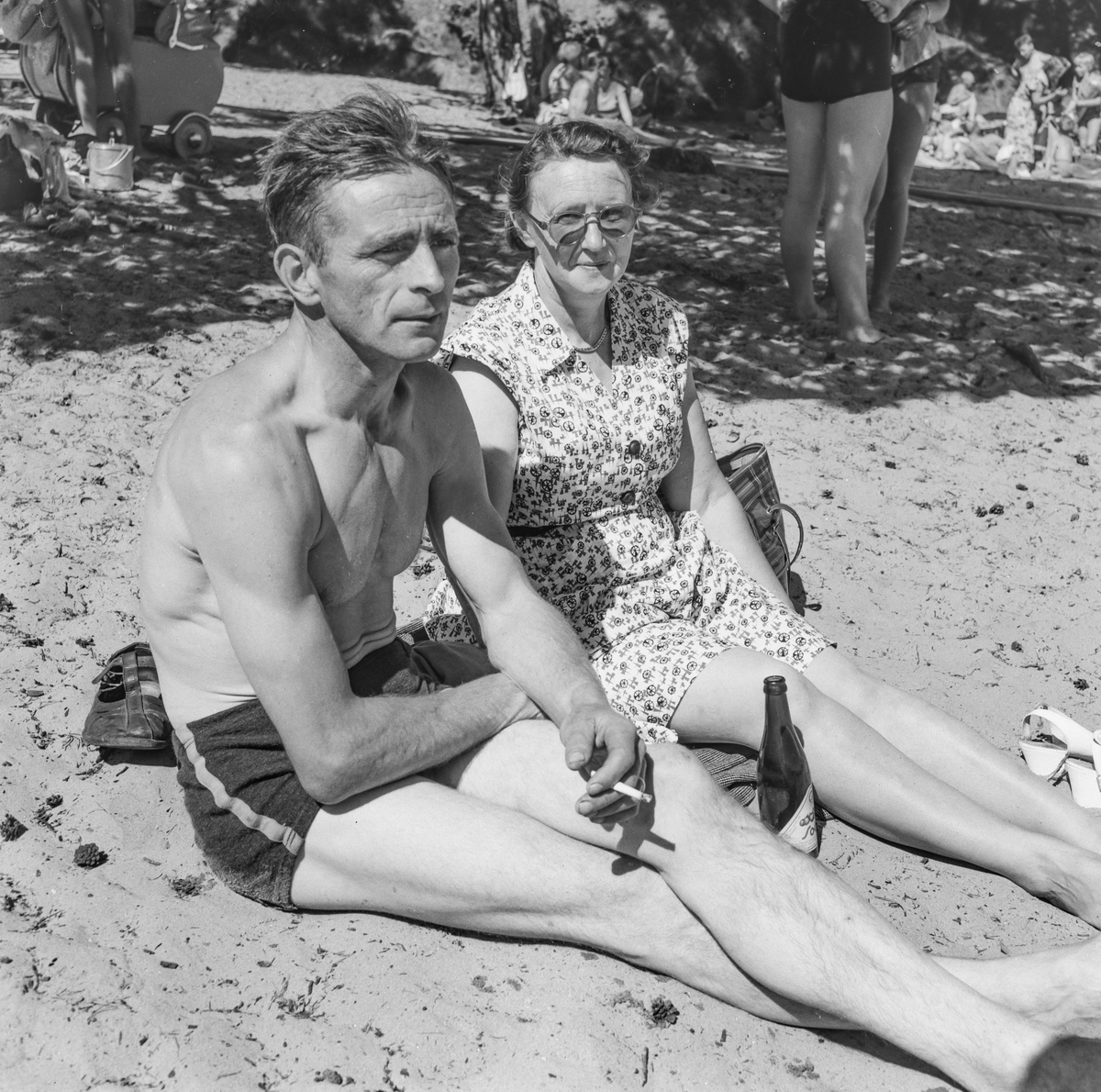 Badegjester på ei sandstrand. - Kraftmuseet / DigitaltMuseum