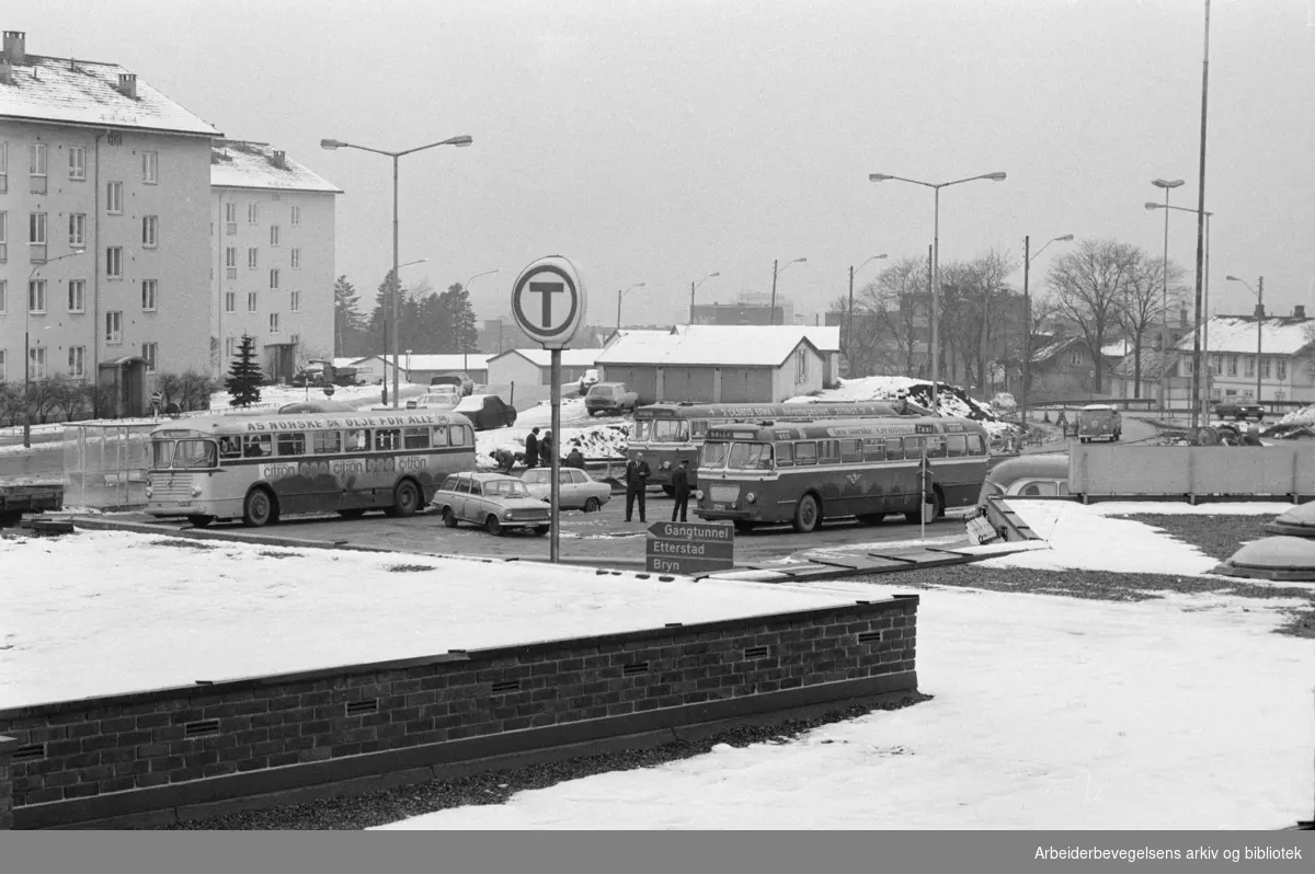 Helsfyr. Matebuss stasjon. Februar 1973