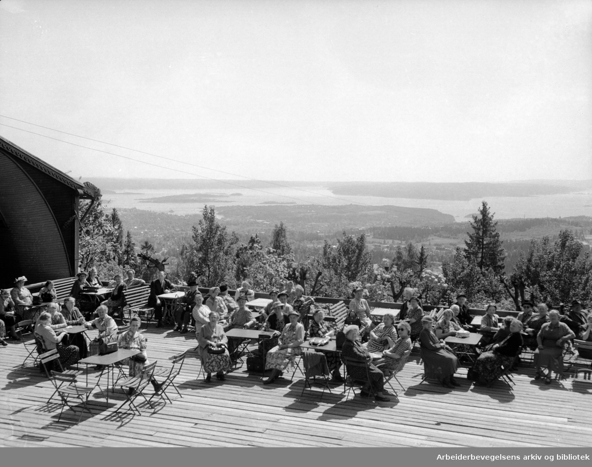 Holmenkollen restaurant. Utsikt over byen. Mai 1954