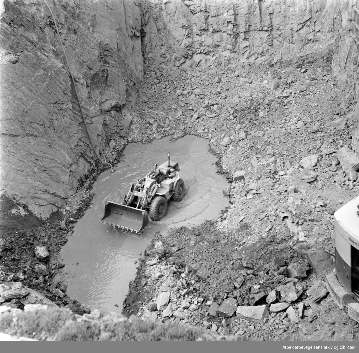 Hovin. Søppelforbrenningsanlegg. Grunnarbeidene med anlegget. Juli 1965