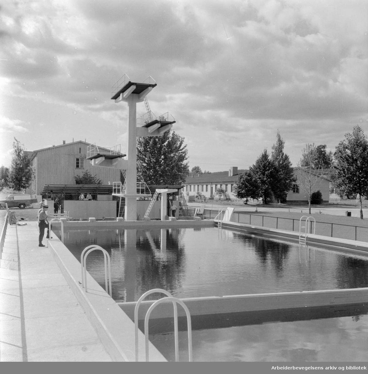 Husebyleiren. Gardens svømmebasseng. August 1957