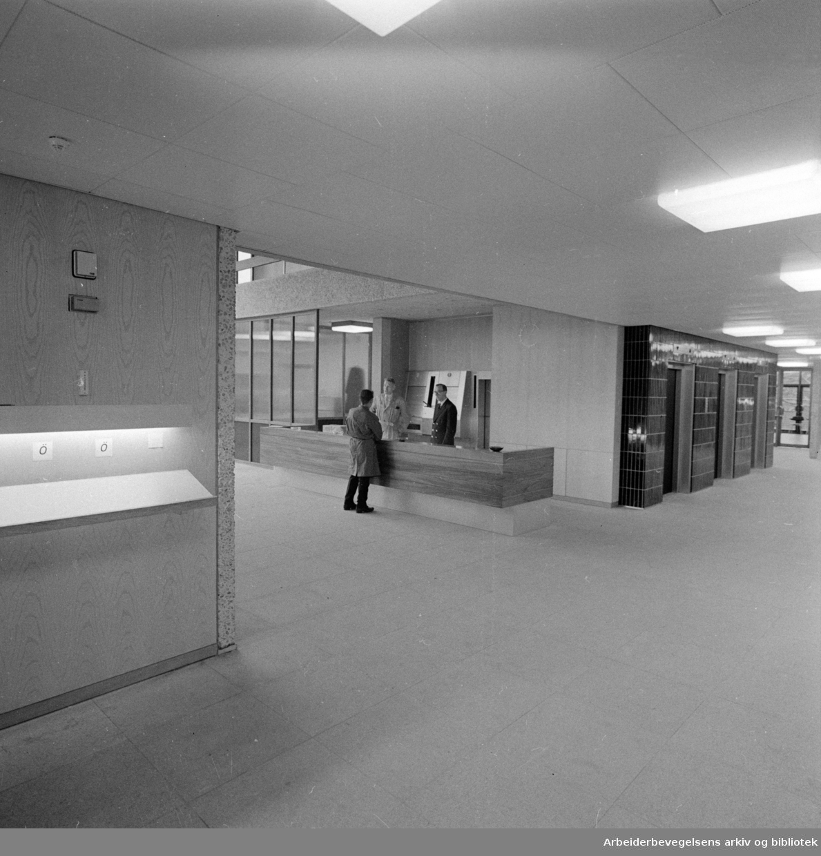 Norsk Hydros nye administrasjonsbygning i Bygdøy Allé.Vestibylen. Desember 1960