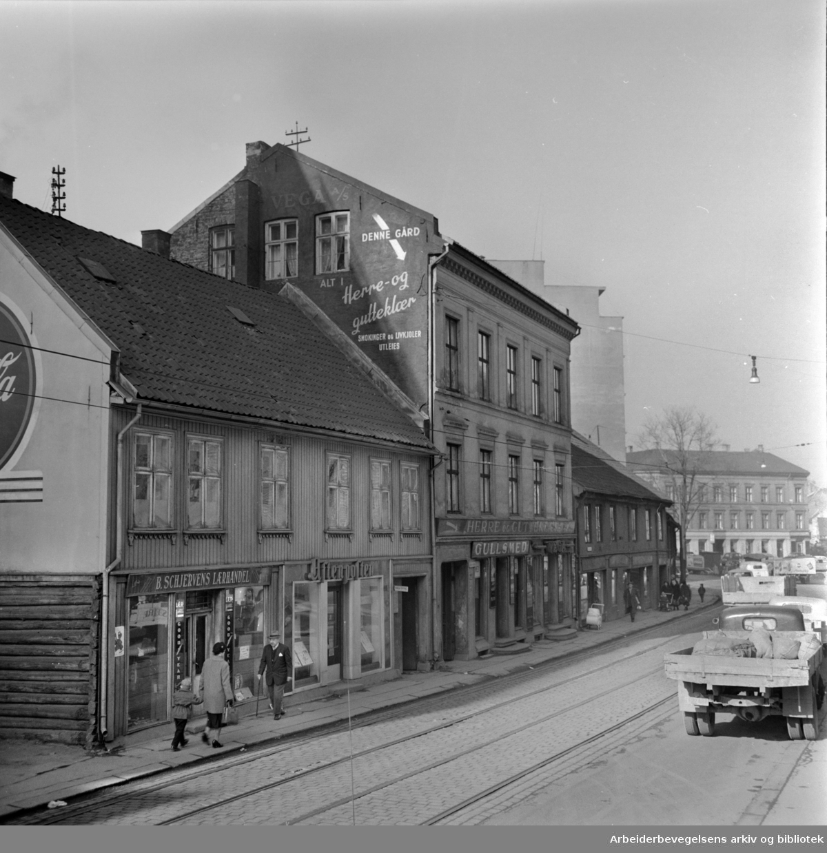 Grønlandsleiret 35. Gamle hus som skal rives. Mars 1959
