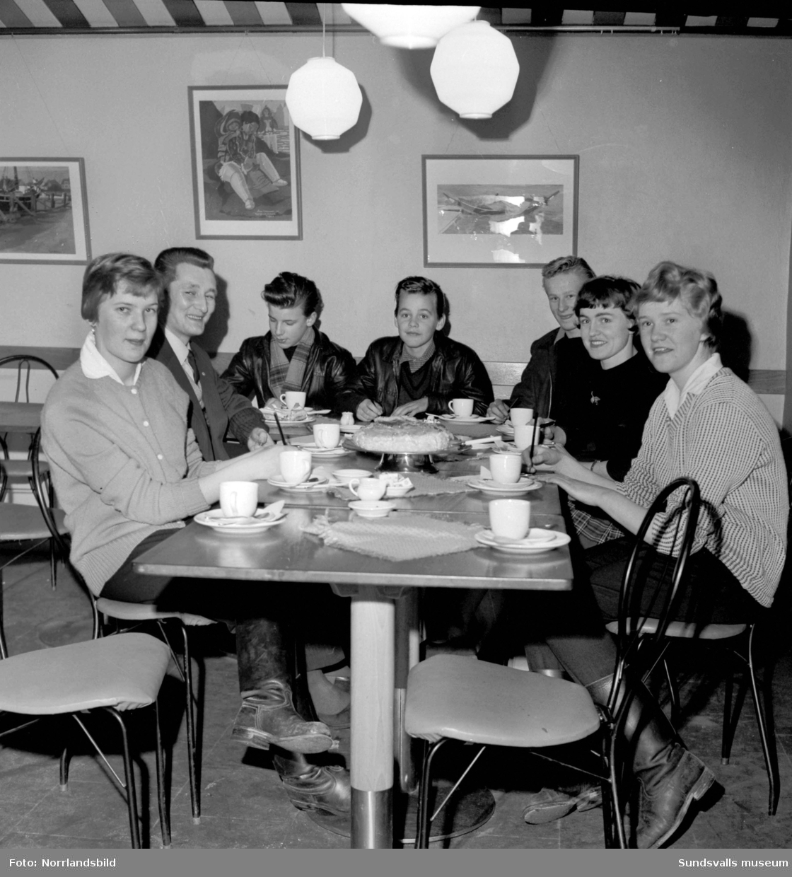 Fikaträffar för ungdomar i en lokal i Sundsvall. Bild två: Fem killar står för underhållningen på gitarr, trummor och tvättbräda.