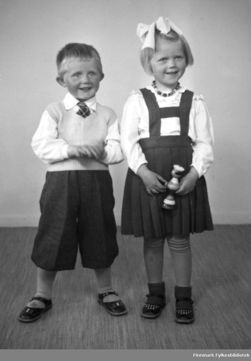 Even og Jorunn. 3 og 5 år. Familiealbum tilhørende familien Klemetsen. Utlånt av Trygve Klemetsen. Periode: 1930-1960.