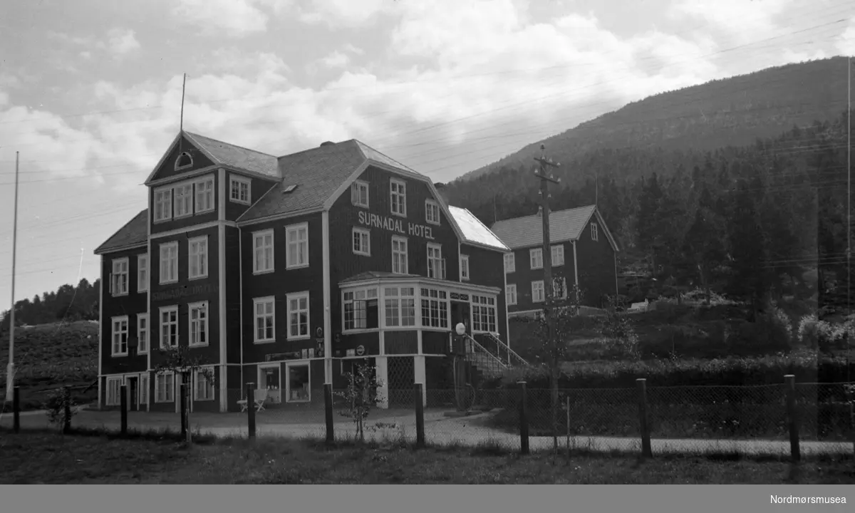 Foto fra Surnadal hotell i Surnadal kommune. Fotograf er trolig Georg Sverdrup. Fra Sverdrupsamlingen ved Nordmøre museums fotosamlinger.