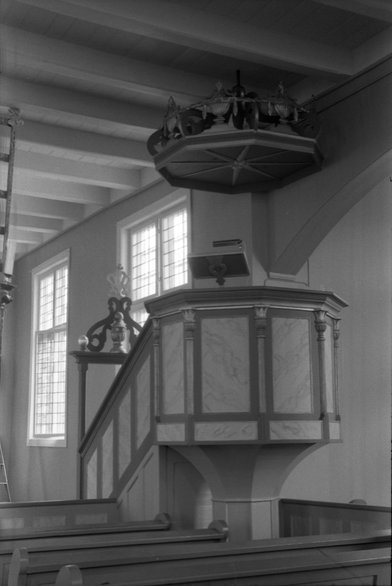 Interiør med prekestol i Kolbu kirke, september 1952.
