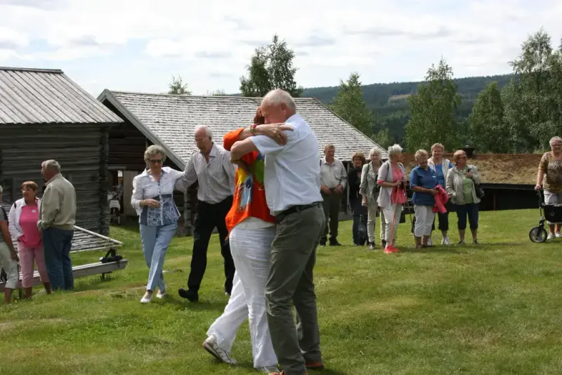 Publikum danser på et arrangement på Trysil Bygdetun.
