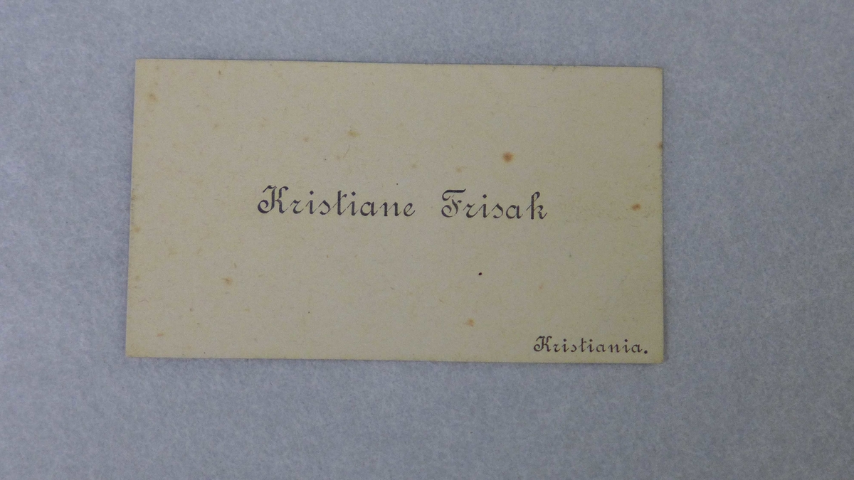 Rektangulært, kvitt papirkort med påtrykt tekst