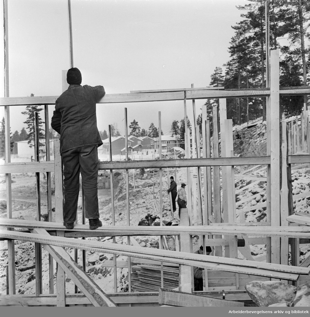 Bølerlia. Her skal det stå seks klasserom ferdige til det nye skoleåret begynner. Februar 1963