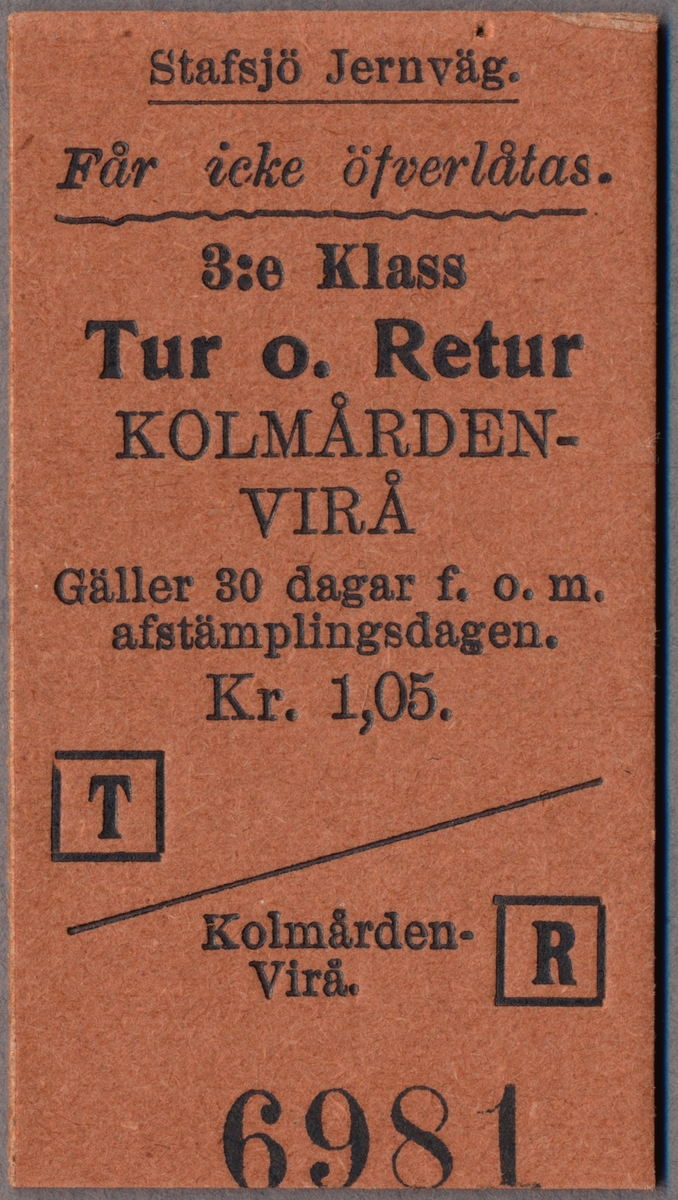 Brun Edmonsonsk biljett av kartong med följande svart tryckt text:
"Stafsjö Jernväg.
Får icke öfverlåtas.
3:e Klass Tur o. Retur
KOLMÅRDEN - VIRÅ
Gäller 30 dagar f. o. m. afstämplingsdagen.
Kr. 1,05.".
Biljetten har en fyrkantig ruta med bokstaven "T" och en annan fyrkantig ruta med bokstaven "R", på nedre delen av biljetten. Längst ner står biljettnumret "6981".
Se bilaga till samling.