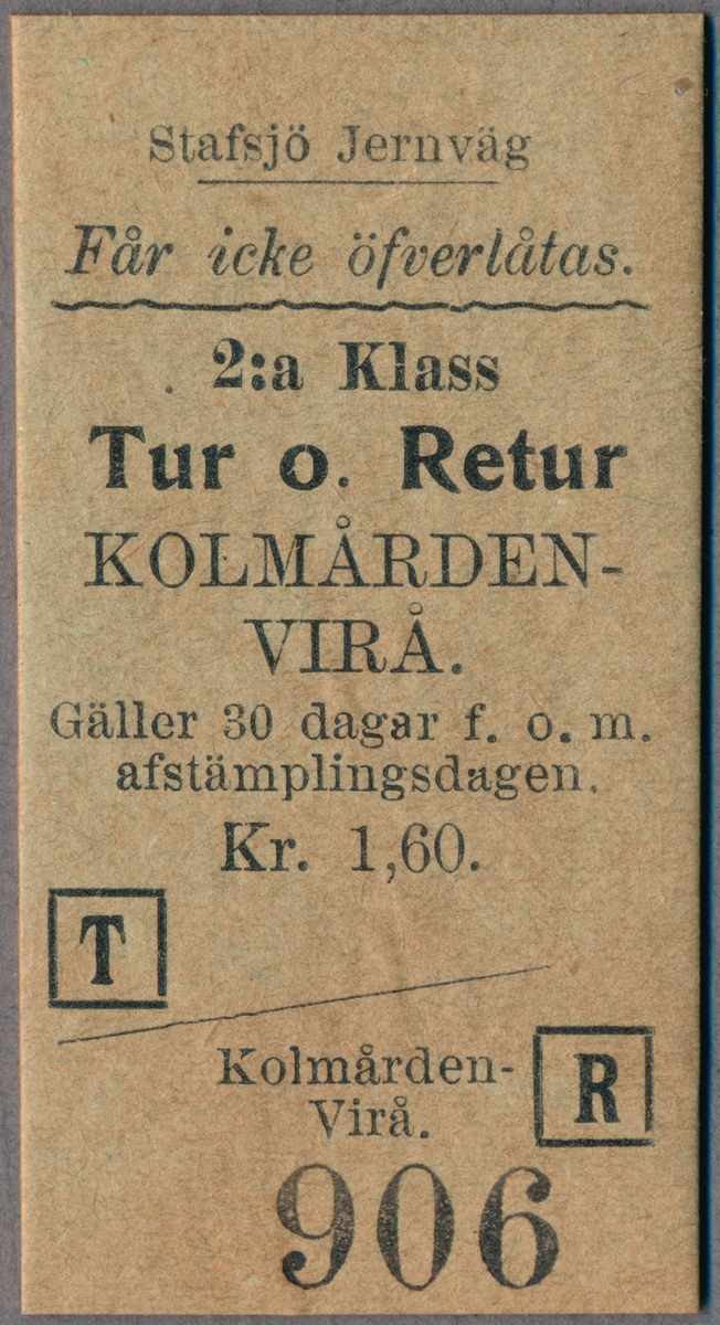 Grågrön Edmonsonsk biljett av kartong med följande tryckta text:
"Stafsjö Jernväg.
Får icke öfverlåtas.
2:a Klass Tur o. Retur 
KOLMÅRDEN - VIRÅ
Gäller 30 dagar f. o. m. afstämplingsdagen.
Kr. 1,60.".
Biljetten har en fyrkantig ruta med bokstaven "T" och en annan fyrkantig ruta med bokstaven "R", på nedre delen av biljetten. Längst ner står biljettnumret "906".
Se bilaga till samling.