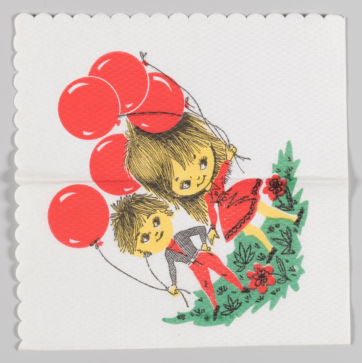 To barn stå rmed røde ballonger i en blomstereng.