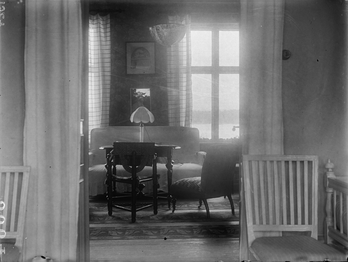 "Eklunda gård, rummet innanför hallen från dörröppningen", Simtuna socken, Uppland 1924