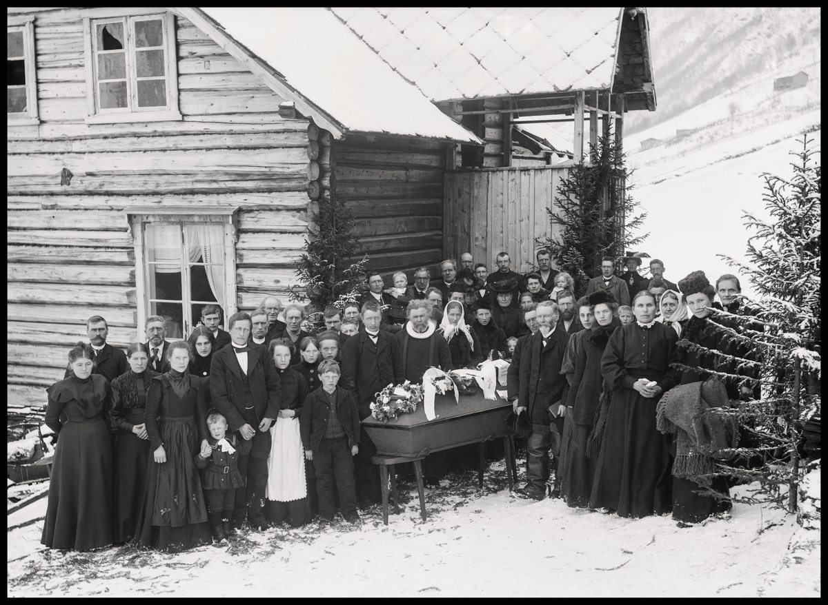 Kort: Sel. Jakob Bergums fars begravelse 18.03.1906. Gruppebilde, båre, prest, begravelsesfølge
