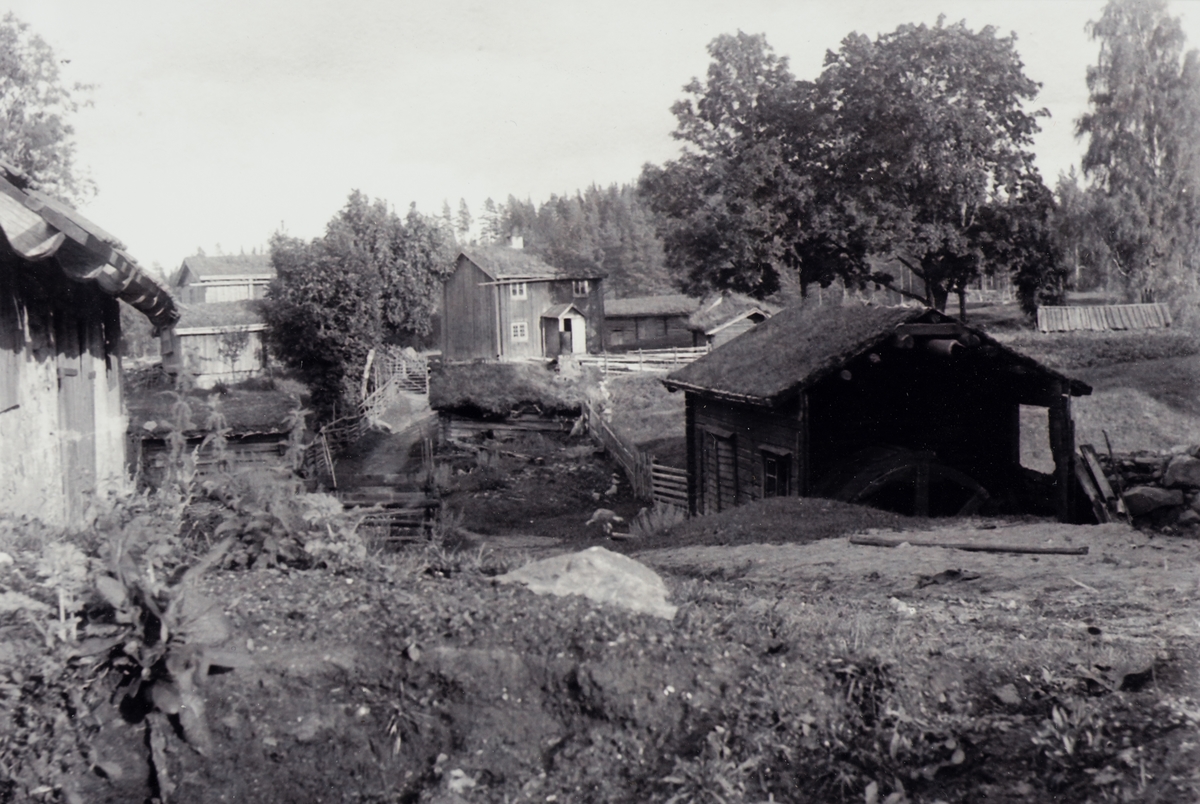 Klunkhyttan, Hyttbyn vid sjön Leken, norr om Lekhyttan, Hidinge, 1905.
(Se Nordisk familjebok 1931)
