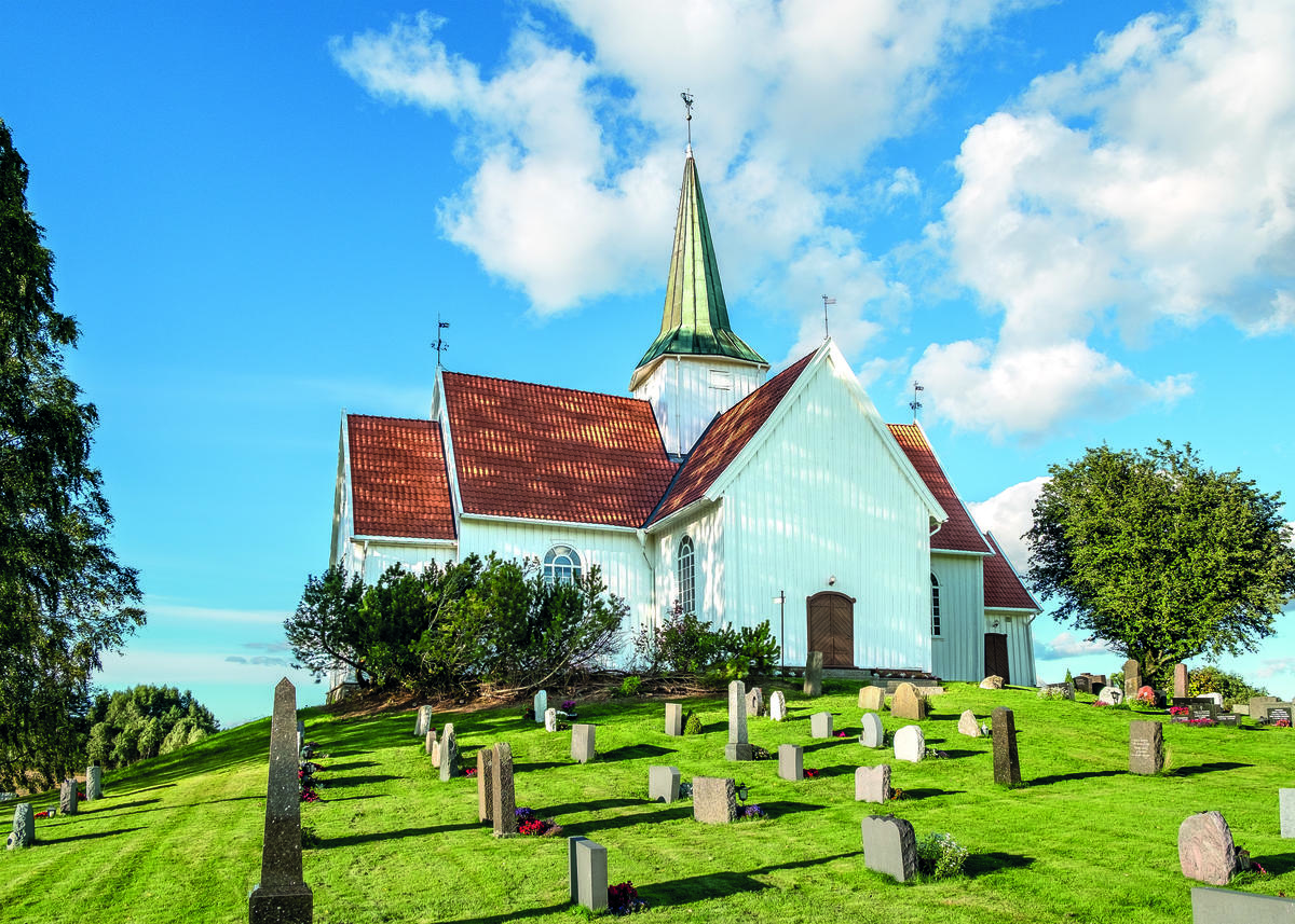 Fto tatt av en hvit kirke.