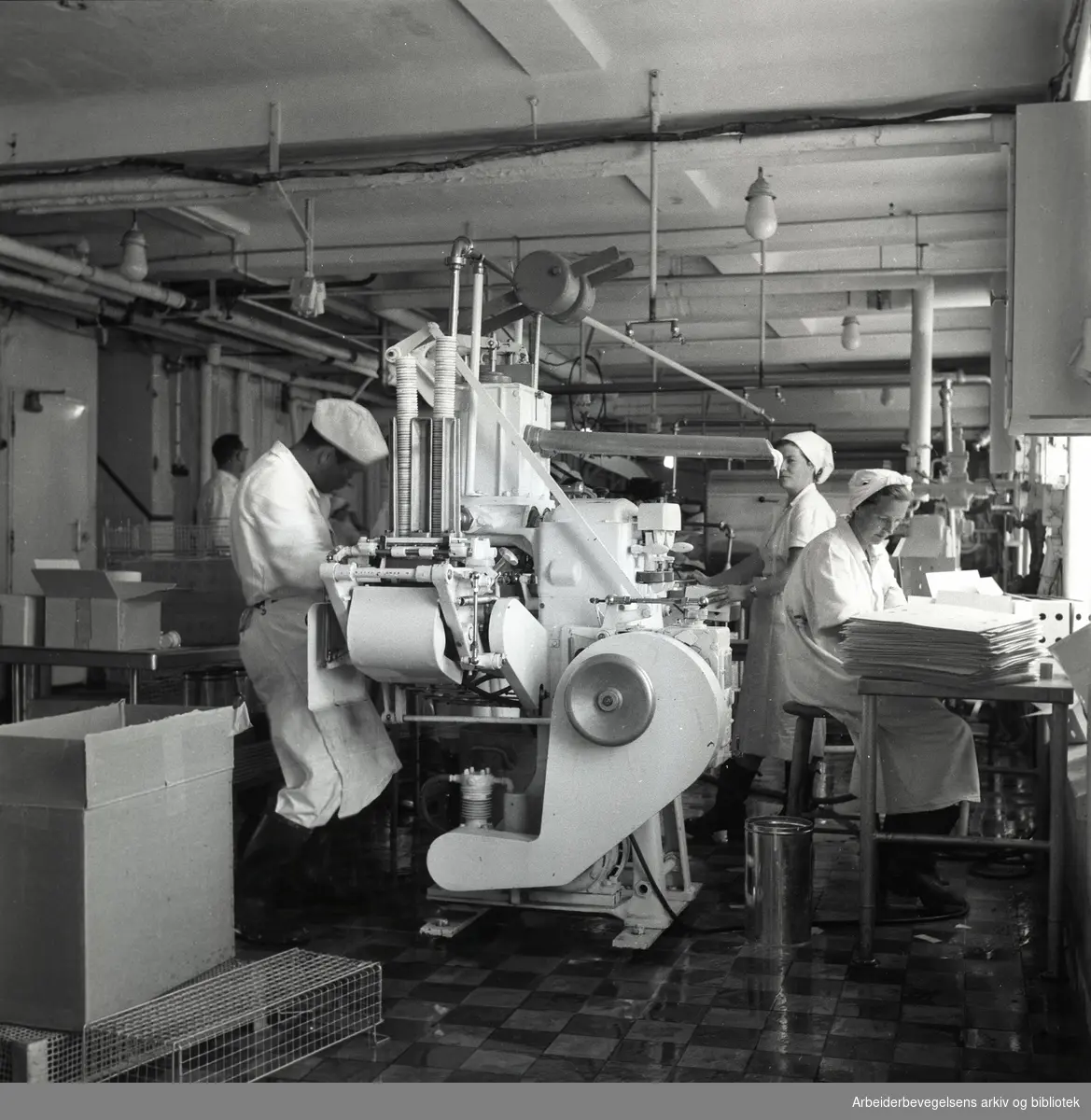 Iskremproduksjon på Fellesmeieriet, juni 1957.