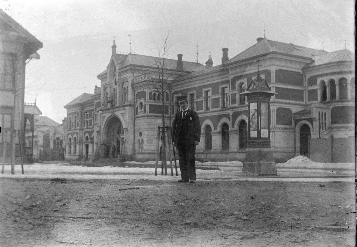 Hamar jernbanestasjon, stasjonsbygningen, arkitektur, ukjent mann