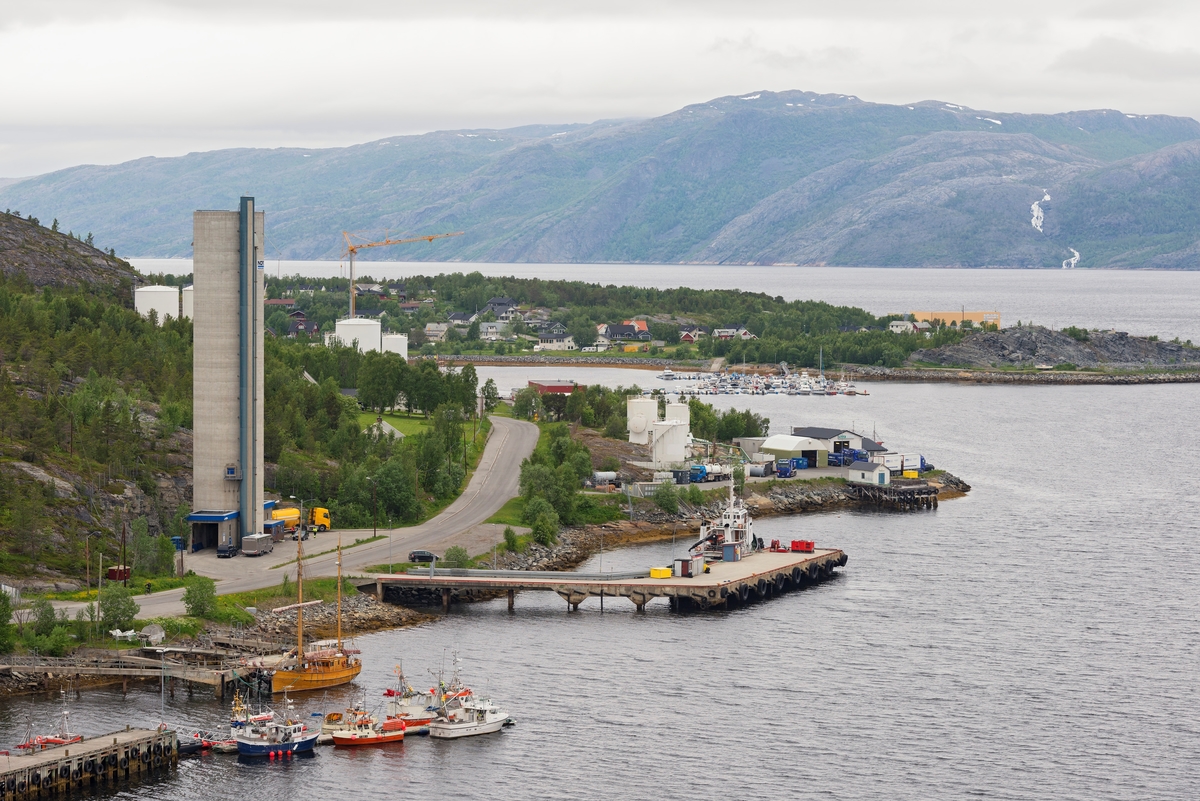 Natobrygga, også kalt Marinekaia eller Natokaia i Alta Havn, Finnmark. Offentlig kai. Kaianlegg. Brukt til levering av olje til Statoil og sement i bulk til Norcem. Nato-brygga. Nato-kaia.
