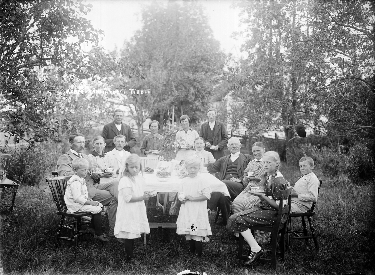 Kaffebjudning i Broléns trägård i Tibble, Torstuna socken, Uppland