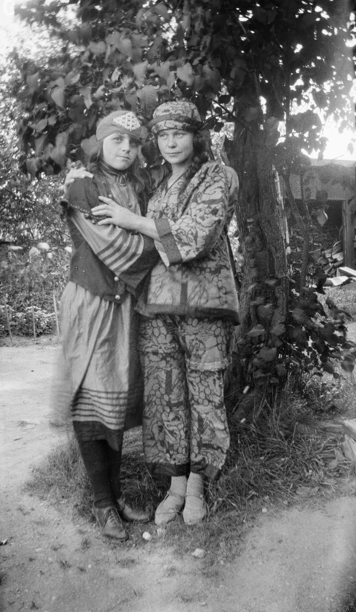 Stina Hjort och ytterligare en person klädda i maskeraddräkt, Sävasta, Altuna socken, Uppland 1926