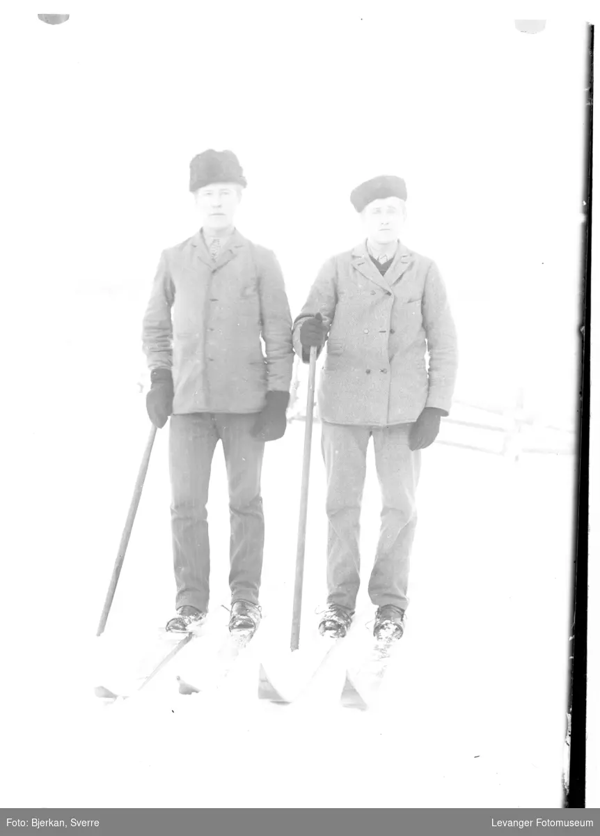 To skiløpere Edvard Salberg og en annen ukjent.