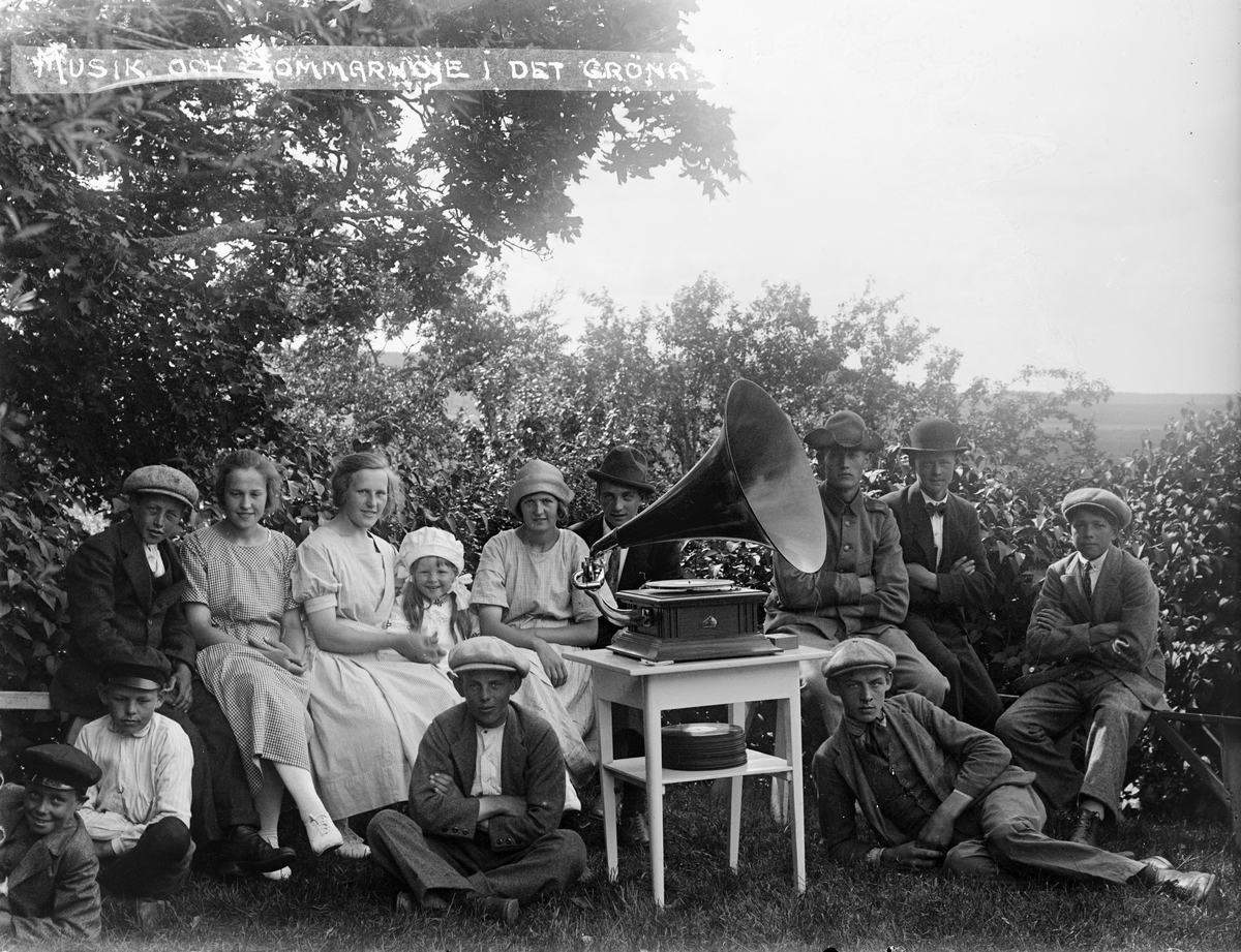 Grammofonkonsert på gården hos Alinders i Sävasta, Altuna socken, Uppland 1922