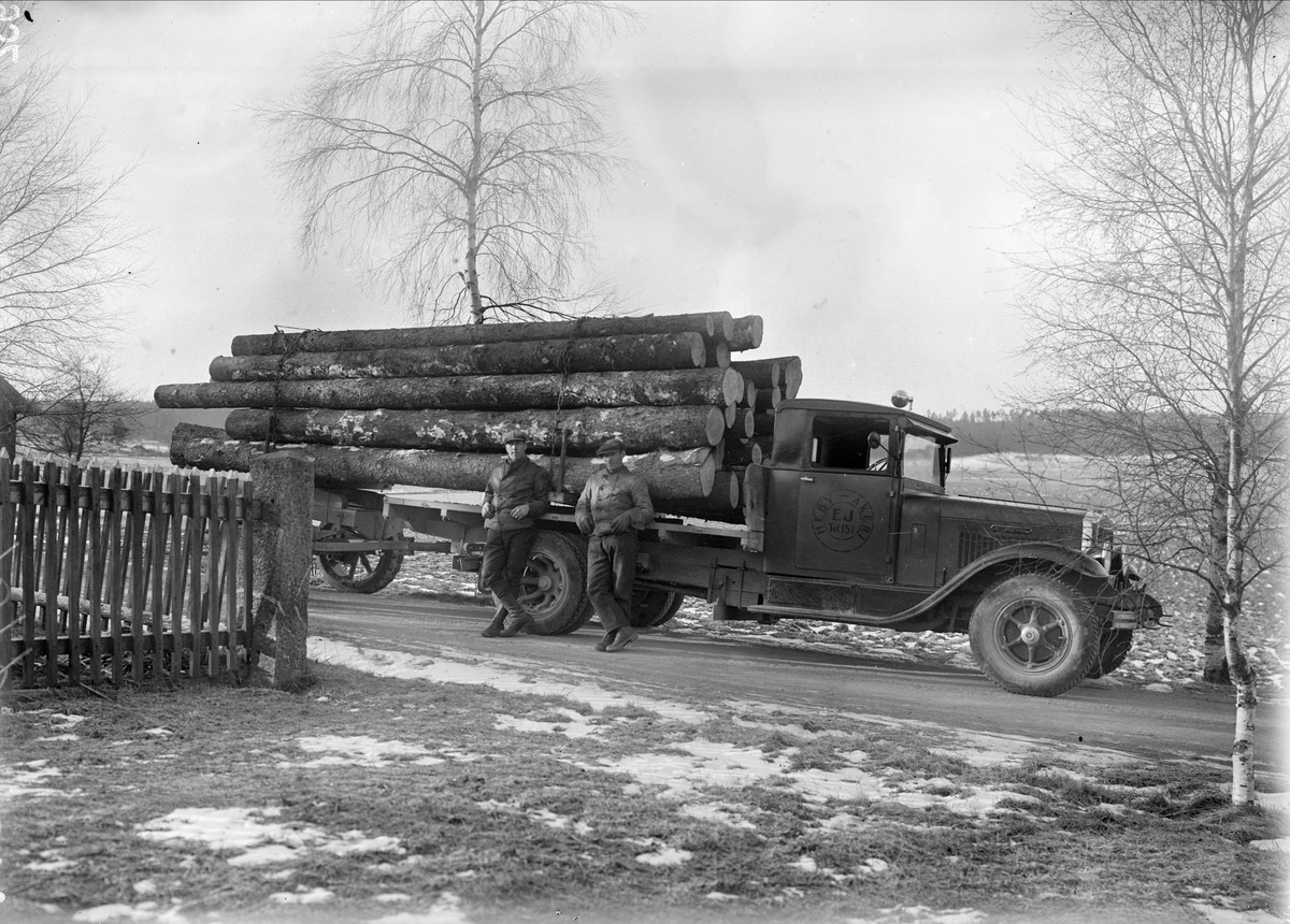 "Sigfrid Hallman med timmerlass på bil vid trädgårdshörnet", Alinders gård, Sävasta, Altuna socken, Uppland 1932