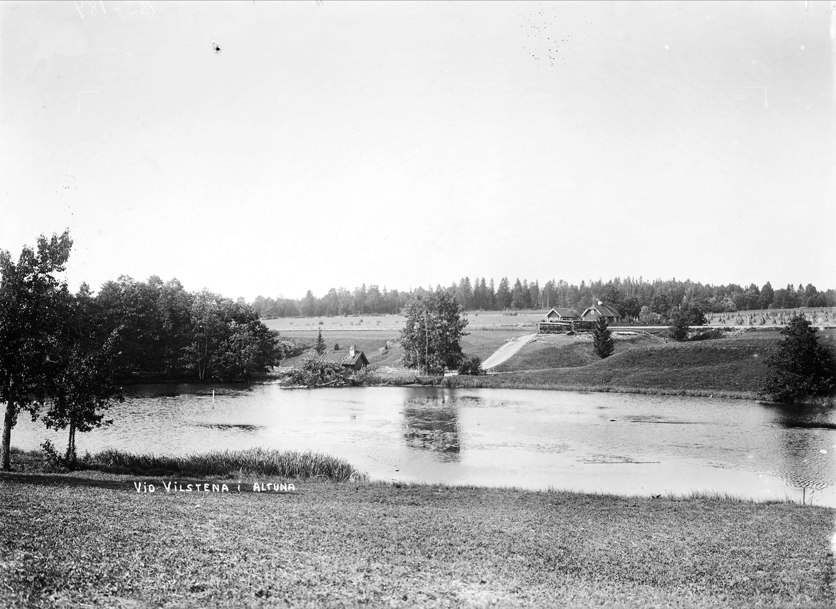 Jordbruksbebyggelse vid vattendrag i Vilstena, Altuna socken, Uppland