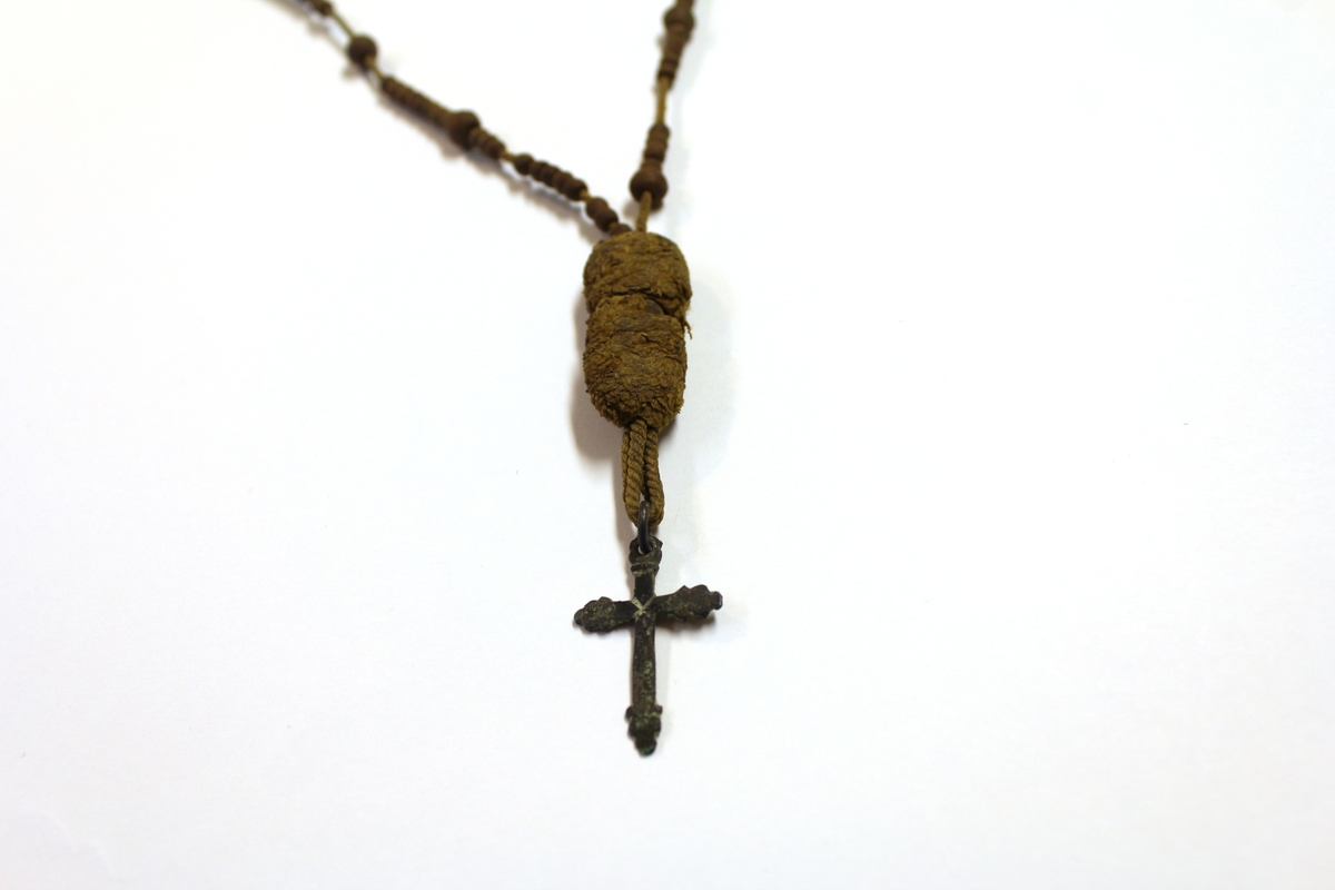 Radband av små träkulor och med litet kors av metall. Från ett nunnekloster i Spanien.