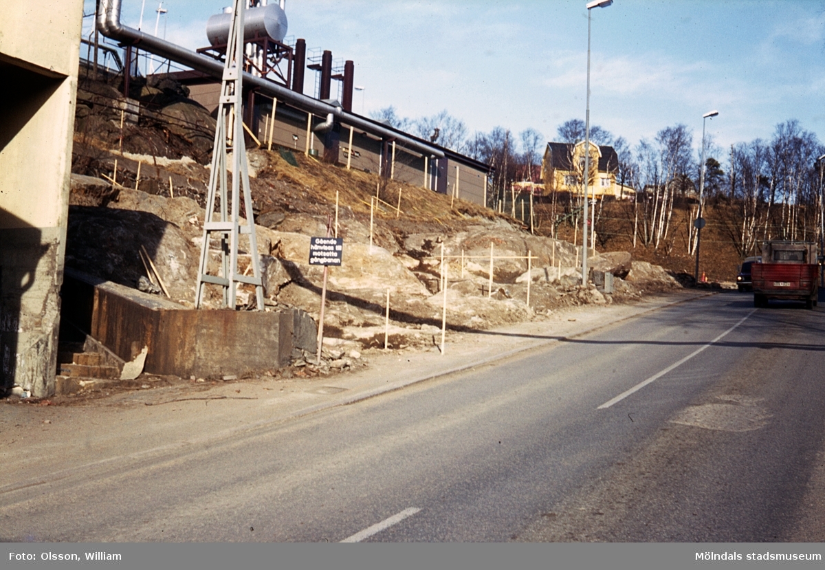 Ett pågående vägarbete för att flytta Kvarnbygatans övre del, okänt årtal. Till höger skymtar Soabs industriområde.