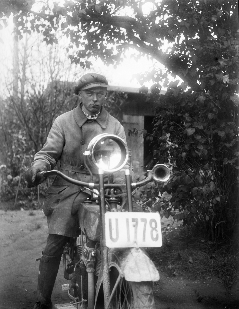 Montör David Larsson från Holmsta på motorcykeln, Uppland 1923