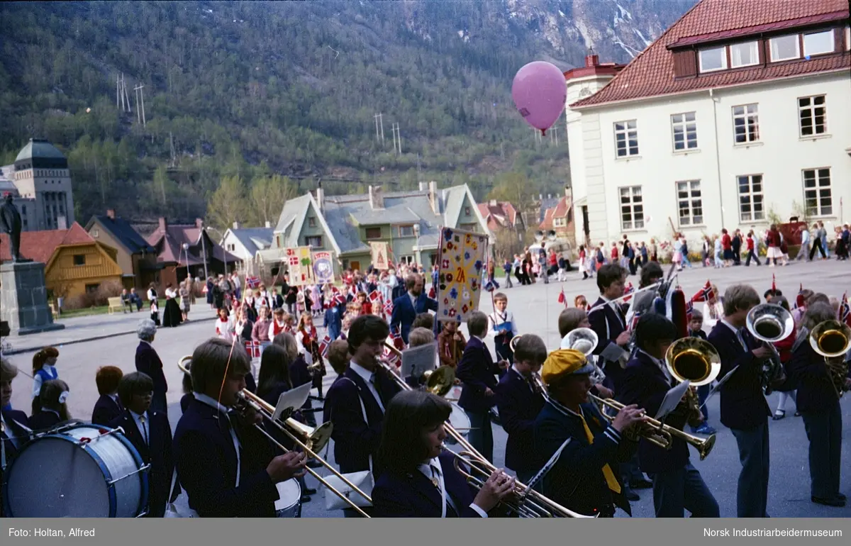 Korps spiller på torget på Rjukan i forbindelse med 17. mai-feiring.