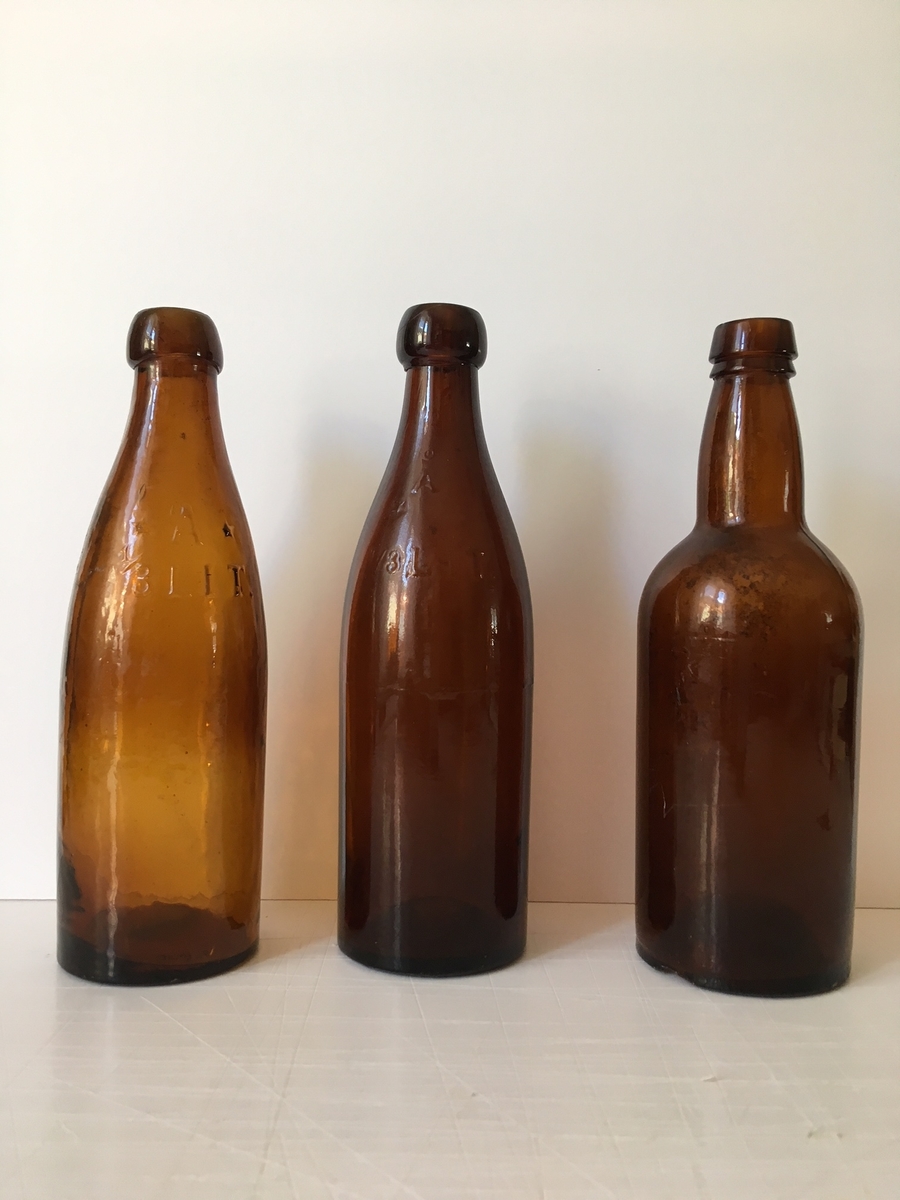 3 tommar bruna flaskor märka: "A 1/3 LIT." samt "ARBOGA" i botten, "Å 1/3 LIT." samt "12 ÅRNÄS" i botten samt en märkt endast i botten med 31 ÅRNÄS".