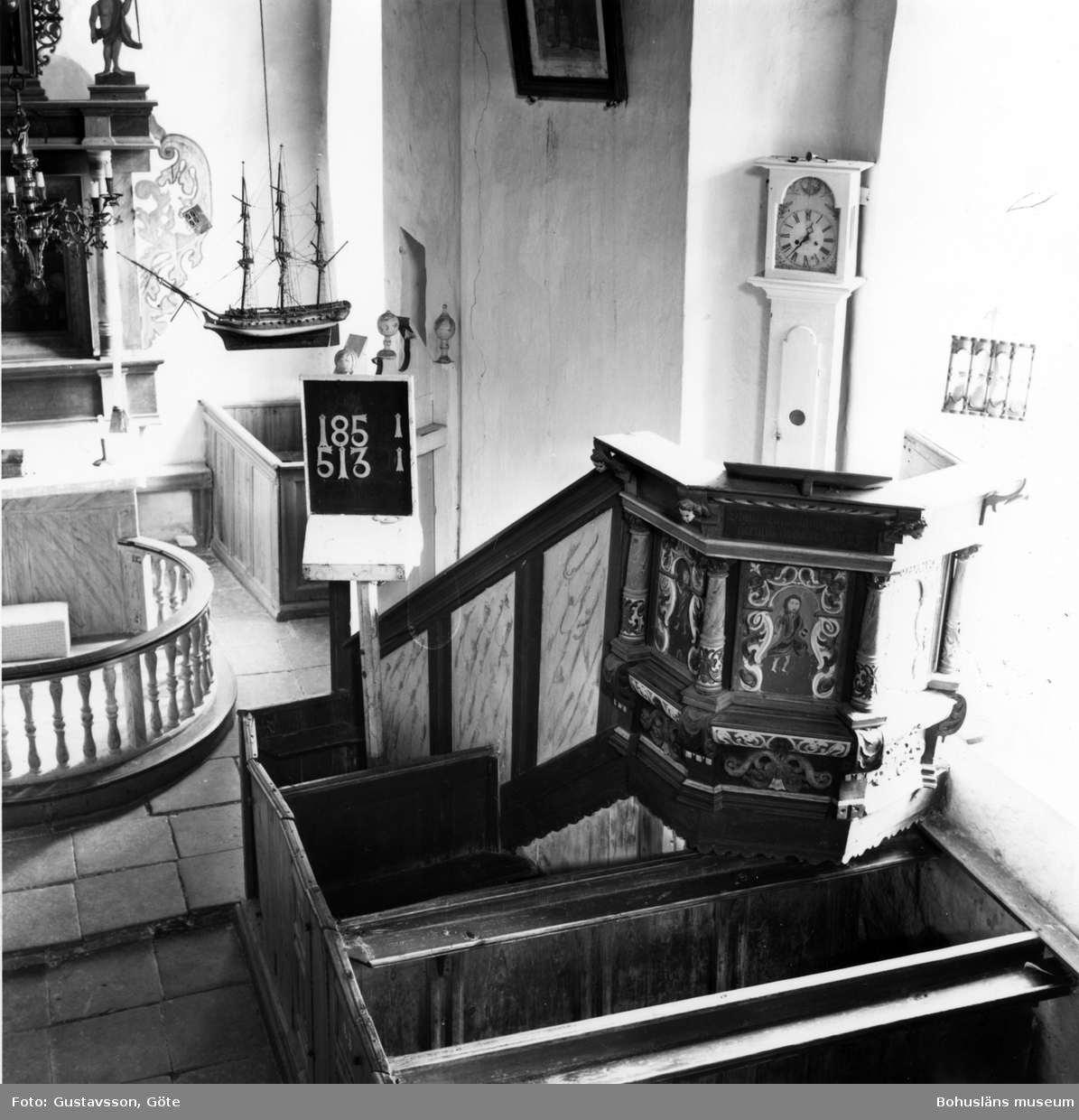 Text till bilden:"Svenneby gamla kyrka. Predikstolen. Av Hans Swant? 1600-talets mitt".