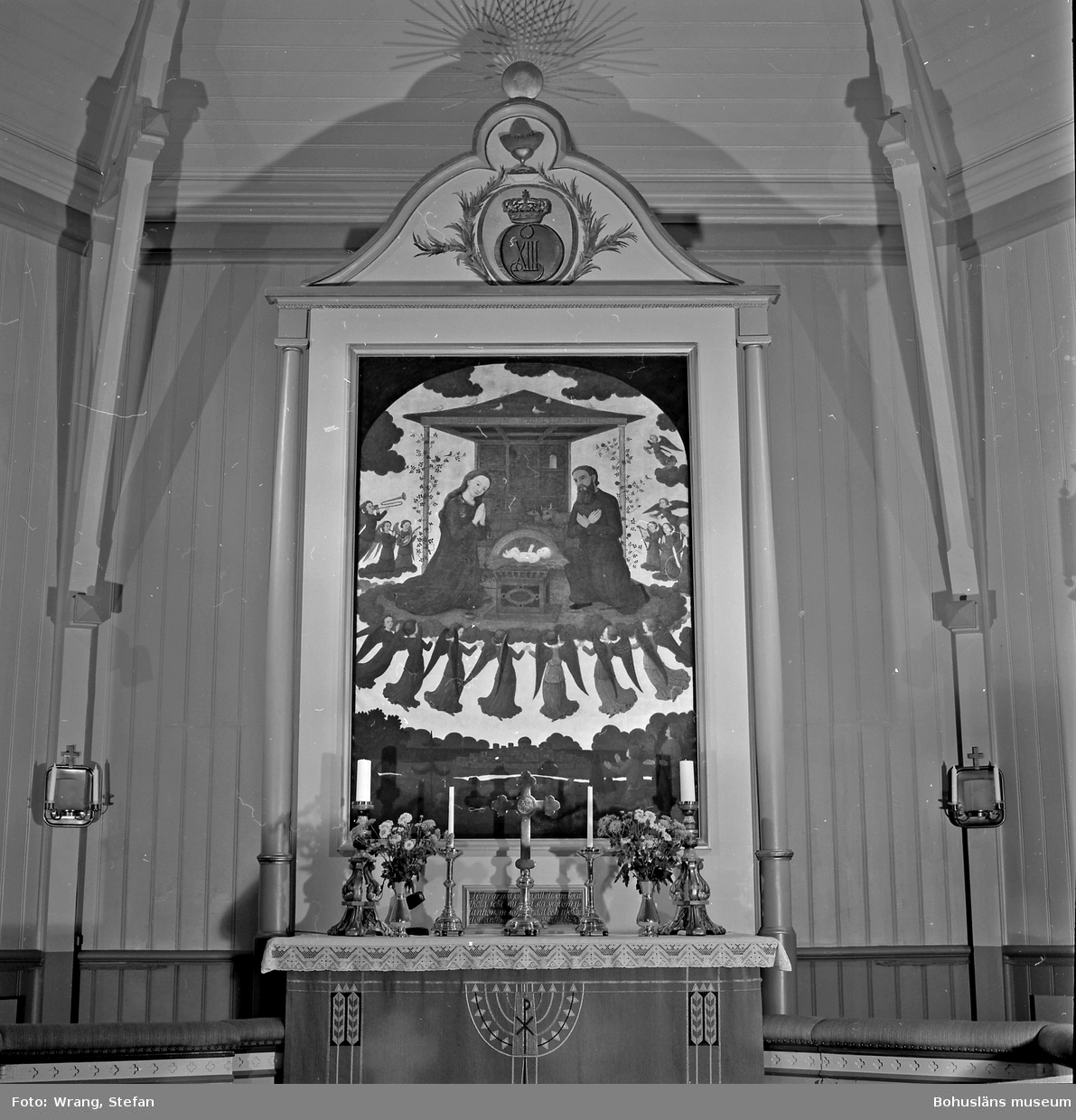 Text till bilden: "Grundsunds kyrka. Altaruppsats 1814, duk 1937".