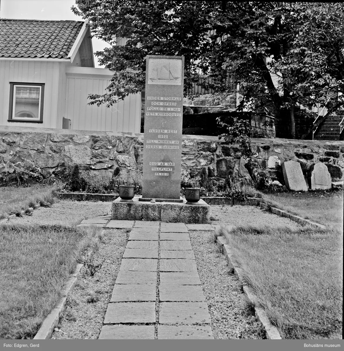 Text till bilden: "Gullholmens kyrka. Gravmonument på kyrkogården söder om kyrkan".
